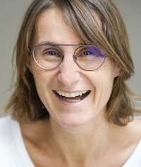 Trauerbegleiterin Verena Brunnbauer mit Brille lachend.