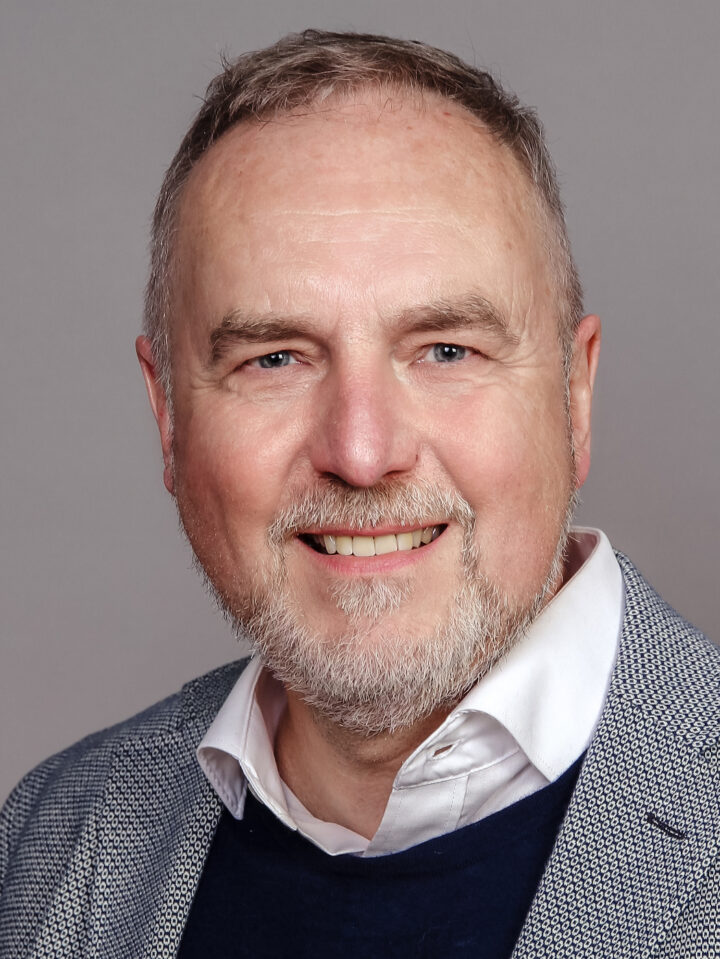 Mann in Hemd und Sakko.