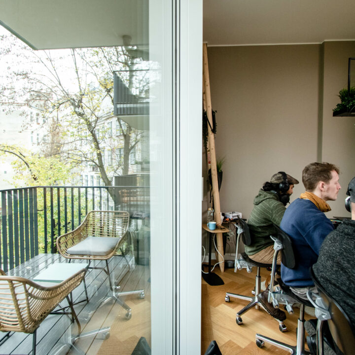 Filmcrew sitzt vor dem Balkon