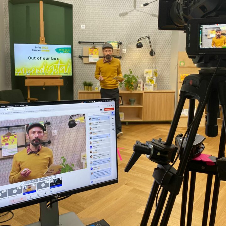 Sedat im Studio vor Kamera und Bildschirm